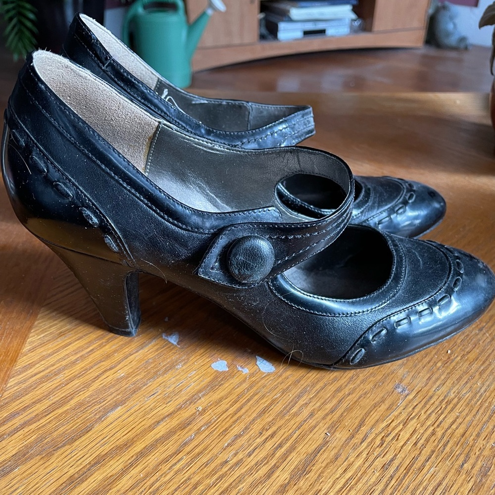 Black leather Mary Jane pumps